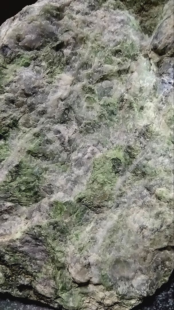 ★翡翠原石★糸魚川転石硬玉【横川・川ズレ・カチ割り2.6kg】