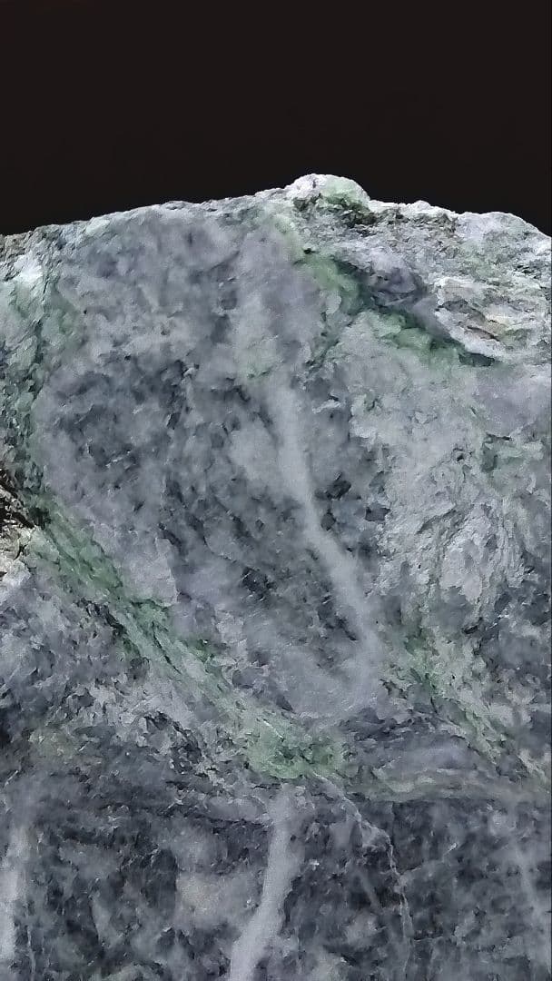 ★翡翠原石★糸魚川転石硬玉【横川・川ズレ・カチ割り2.6kg】