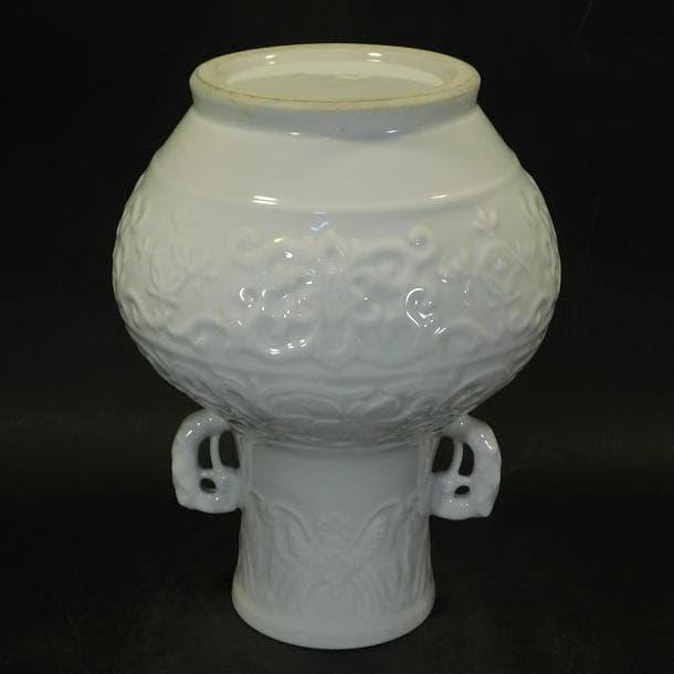 【茶道具　六代　小笠原　長春造　鍋島焼白磁陽刻紋　耳付花瓶（共箱）】