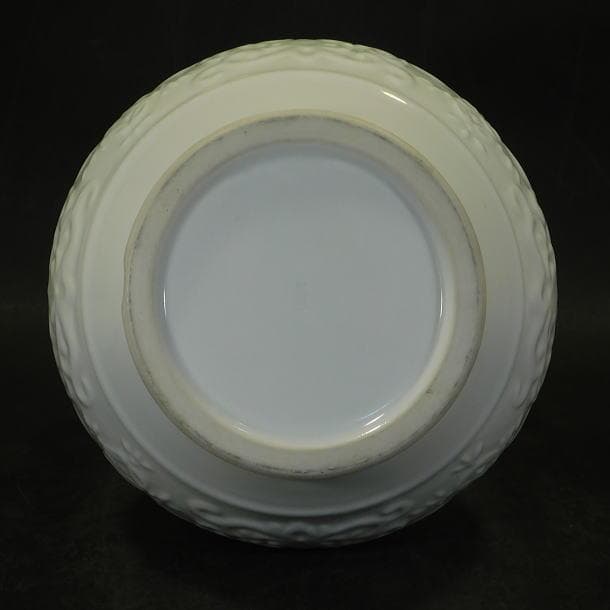 【茶道具　六代　小笠原　長春造　鍋島焼白磁陽刻紋　耳付花瓶（共箱）】