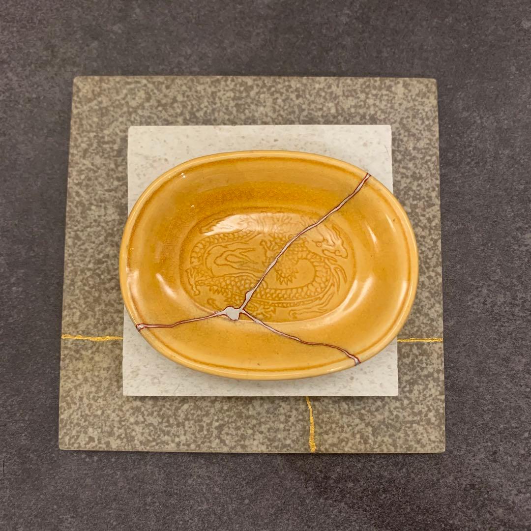 珉平焼 黄釉浮彫龍紋小判皿　銀継ぎ(朱化粧)