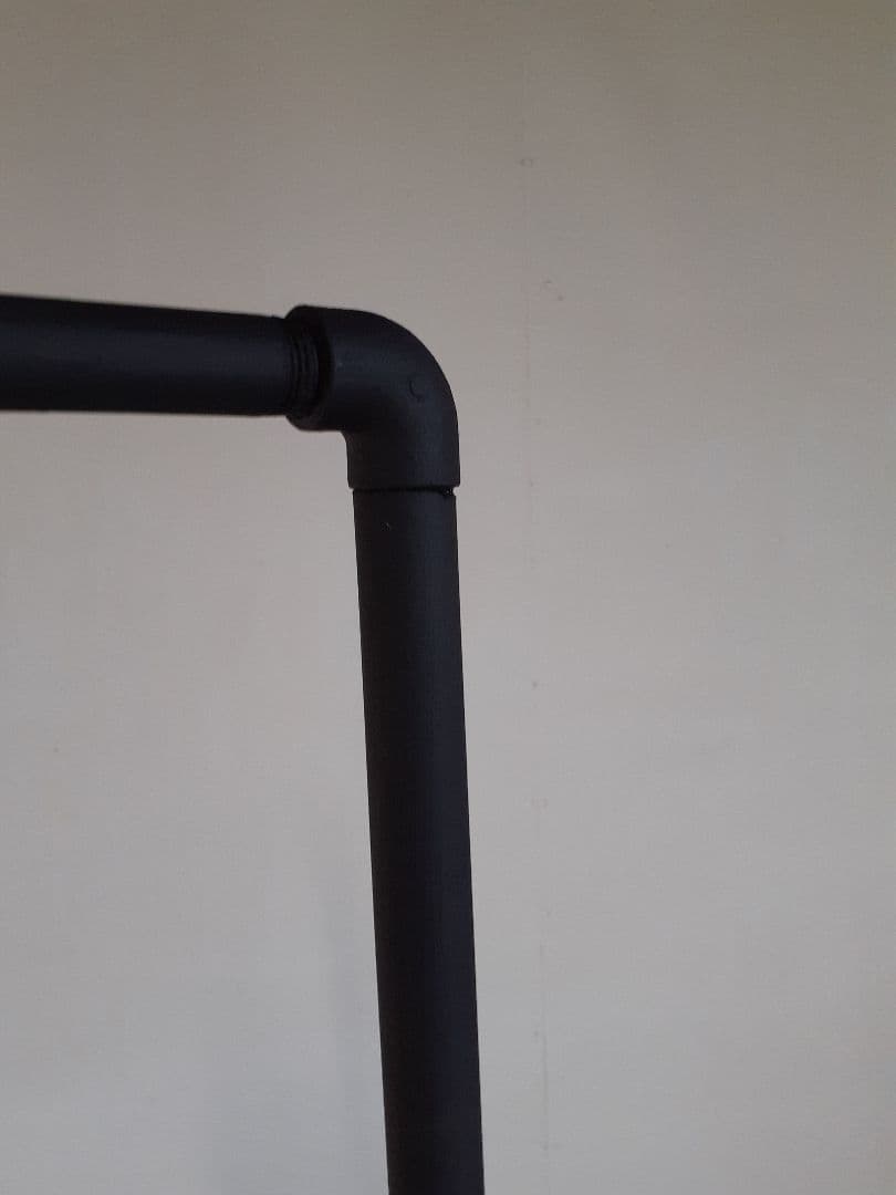 ガス管の黒い金属製ハンガーラック　インダストリアル家具