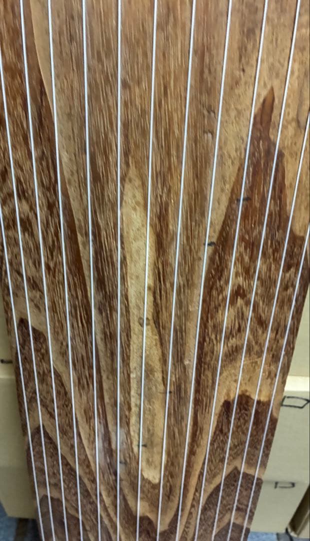 13弦お琴です。弦も新し目で、琴柱も付いて、音色の良く、琴柱の倒れた跡も少ない