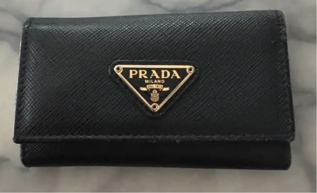 【値引き】PRADA ブラック　サフィアーノ　6連キーケース　三角プレート