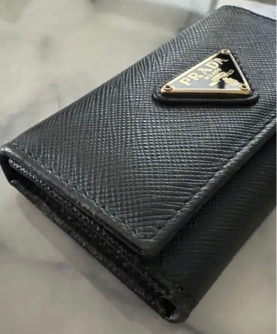 【値引き】PRADA ブラック　サフィアーノ　6連キーケース　三角プレート