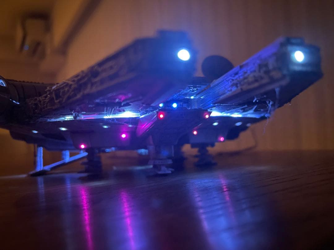 ミレニアム・ファルコン 1/144 LEDライト付き