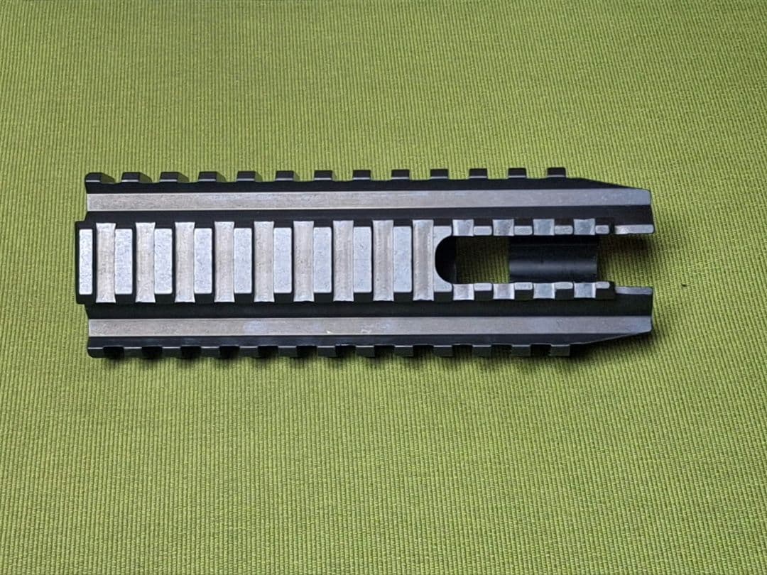 実物 ERGO M4 FORWARD RAIL ハンドガード