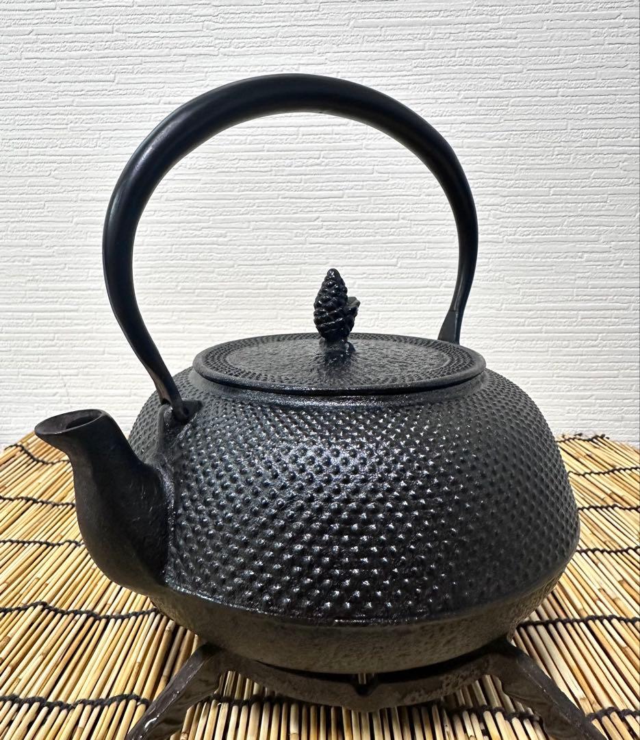 未使用、保管品、付属品付　南部岩鋳造　１８型平アラレ　南部鉄瓶　南部鉄器　鉄瓶