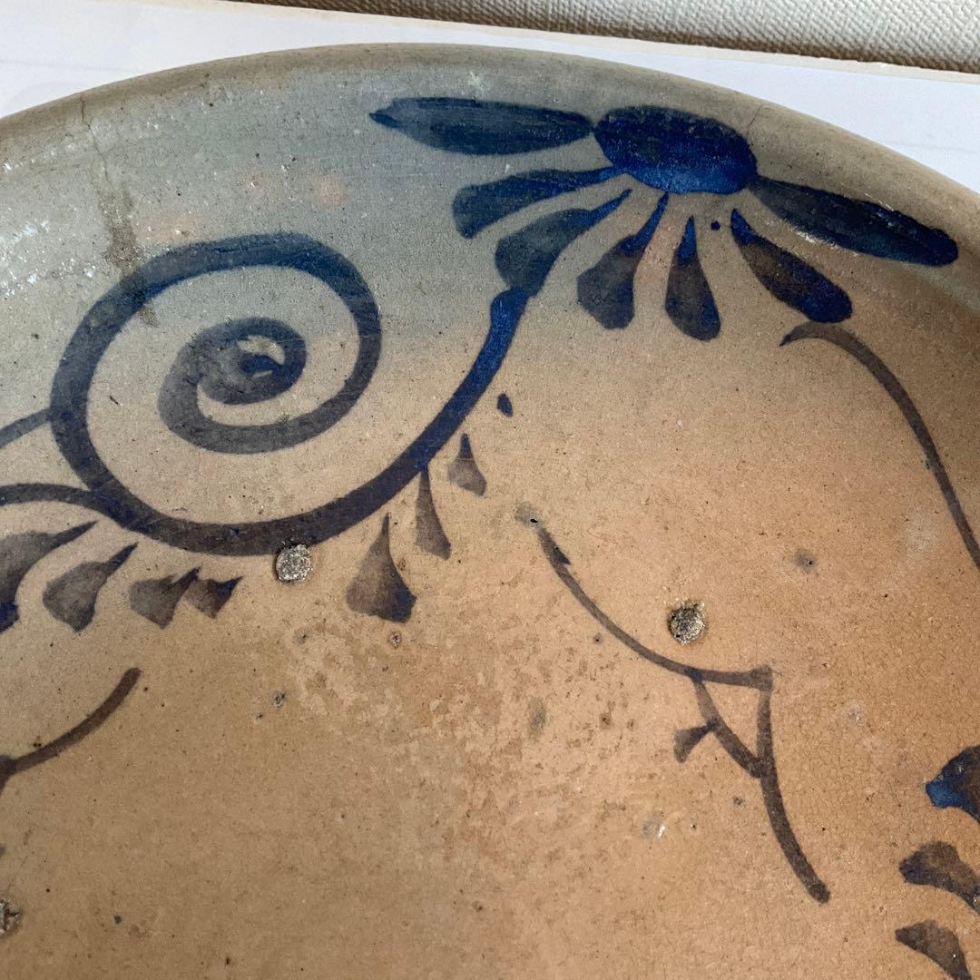 瀬戸焼　鉄釉唐草文石皿　江戸時代中期頃