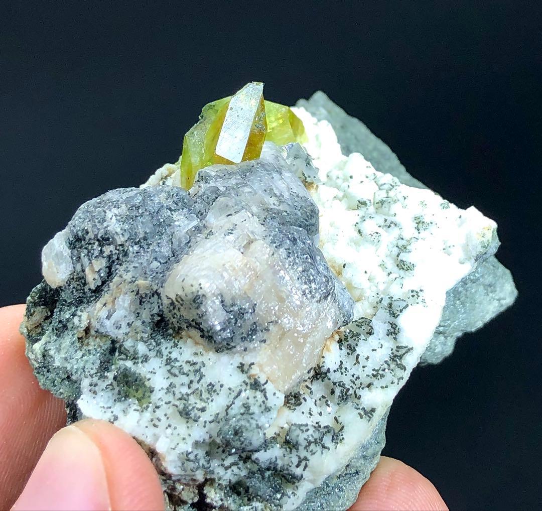 マトリックス上の天然グリーンスフェーンチタン石標本。