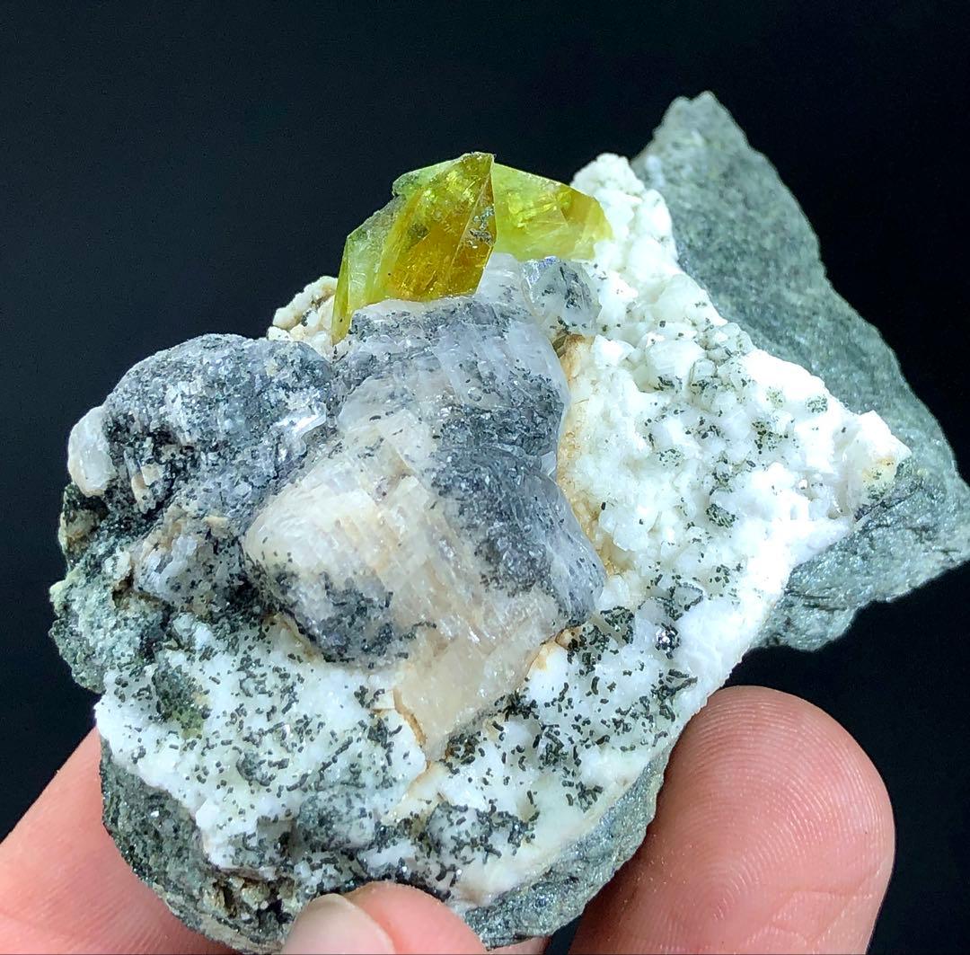 マトリックス上の天然グリーンスフェーンチタン石標本。