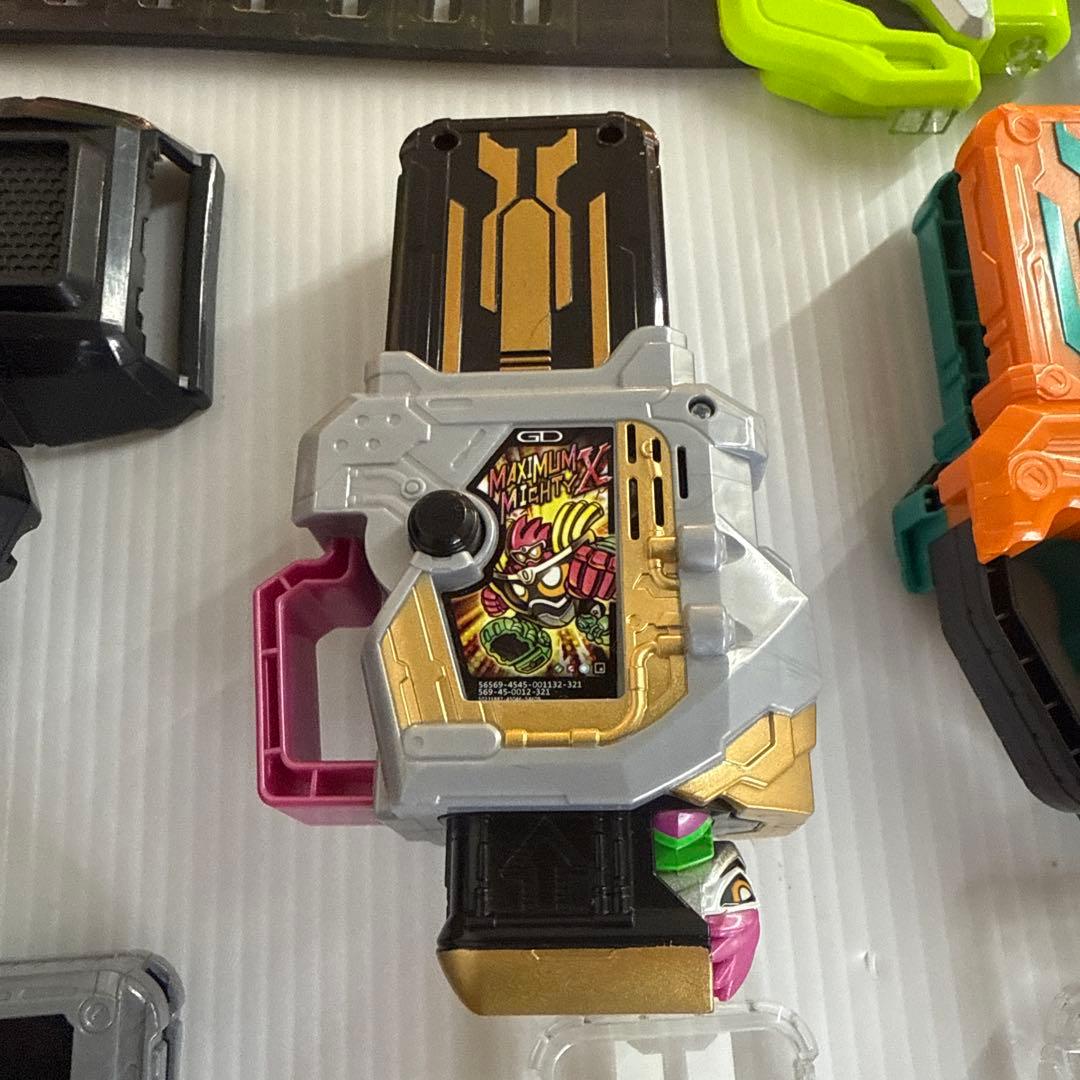 仮面ライダーエグゼイド　DXゲーマドライバー　& ガシャット　セット　♫