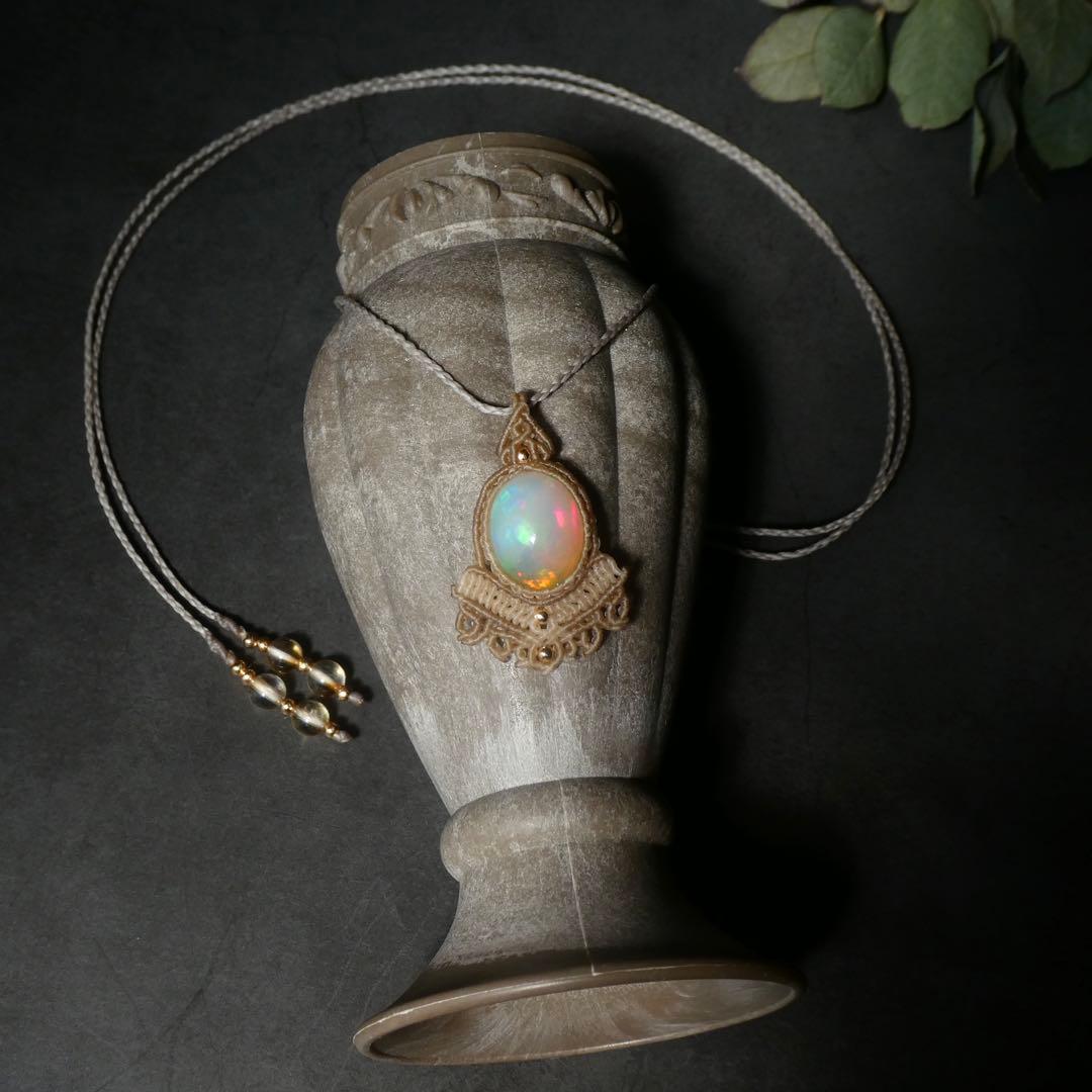 宝石質オパールのマクラメネックレス