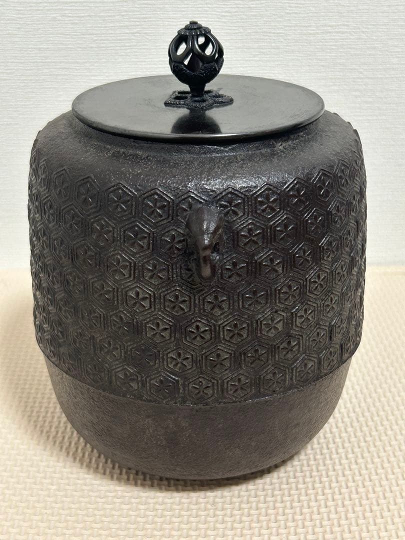 鉄製茶釜　菊池政光　亀甲地紋