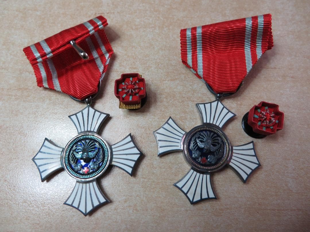 日本赤十字社　有功章勲章　明治21年　略綬ケース付き　2個セット