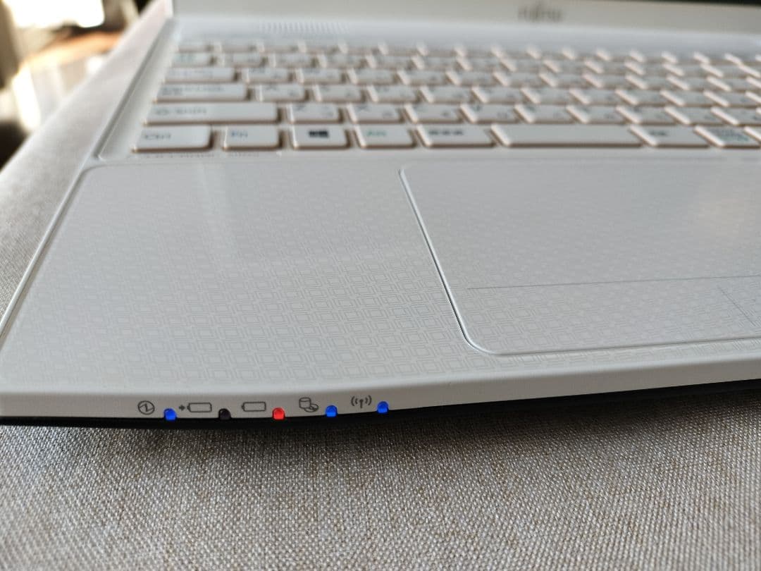 富士通 LIFEBOOK 15.6インチ ホワイトノートPC