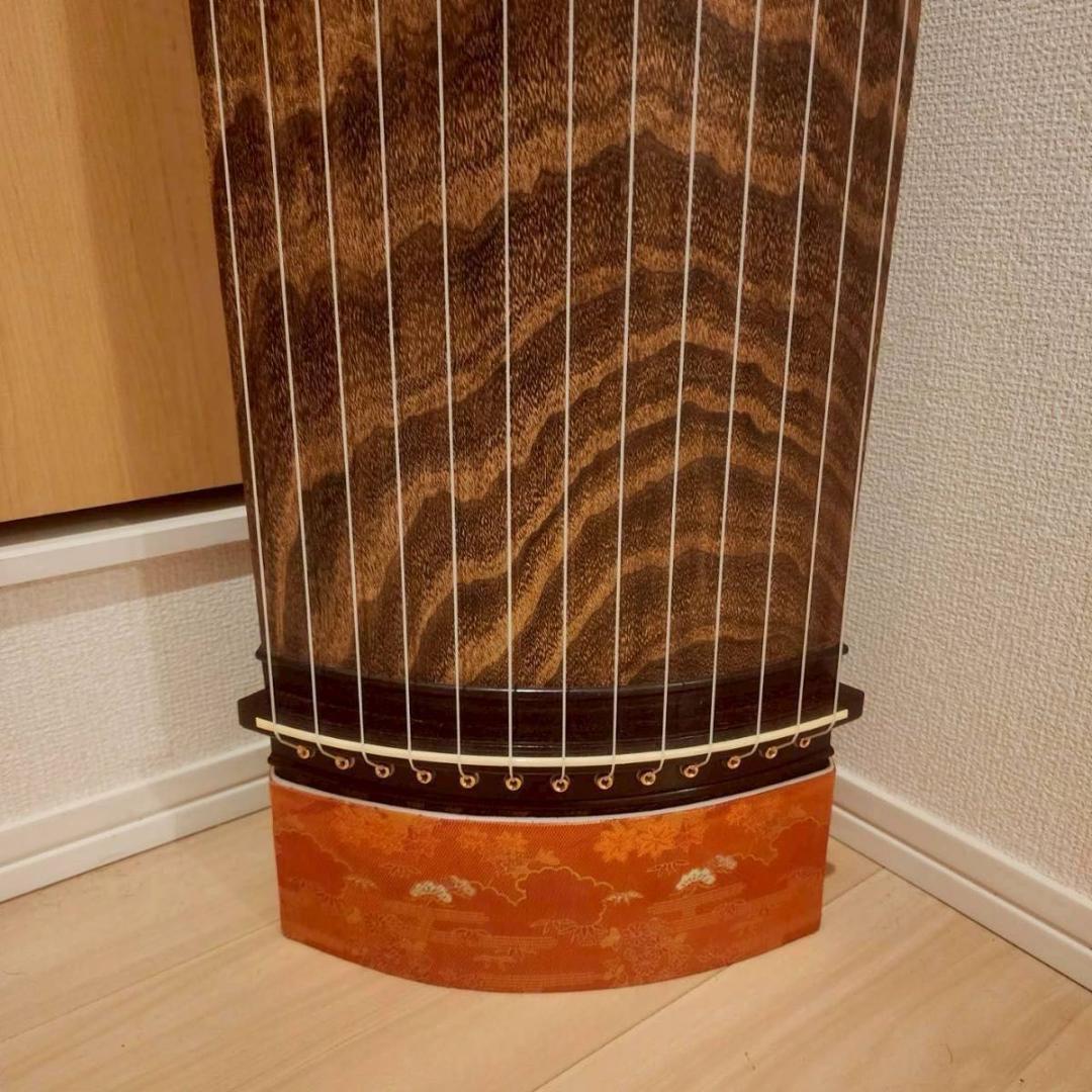 高級琴　綾杉彫り　くり甲　13弦 口前金装飾　竜舌金蒔絵
