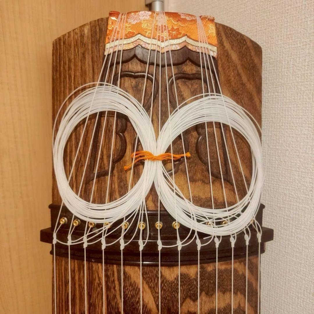 高級琴　綾杉彫り　くり甲　13弦 口前金装飾　竜舌金蒔絵