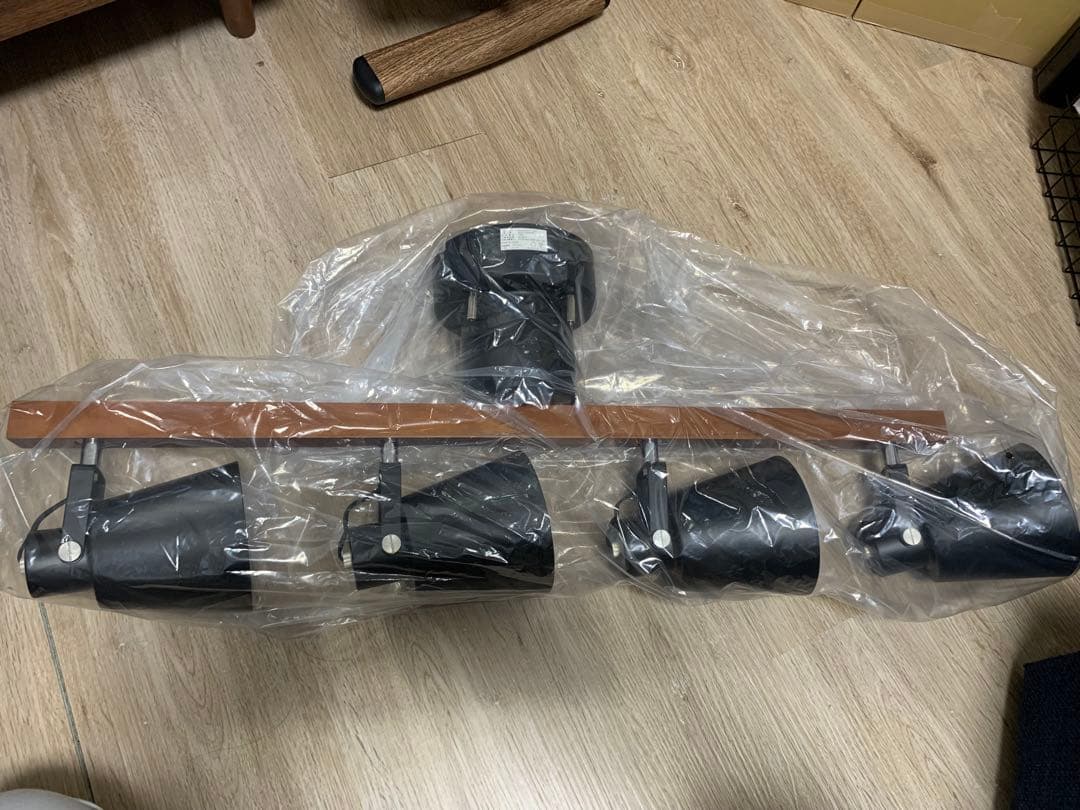 新品未使用　LOWYA シーリングライト 4灯 LED ブラック/ウォルナット