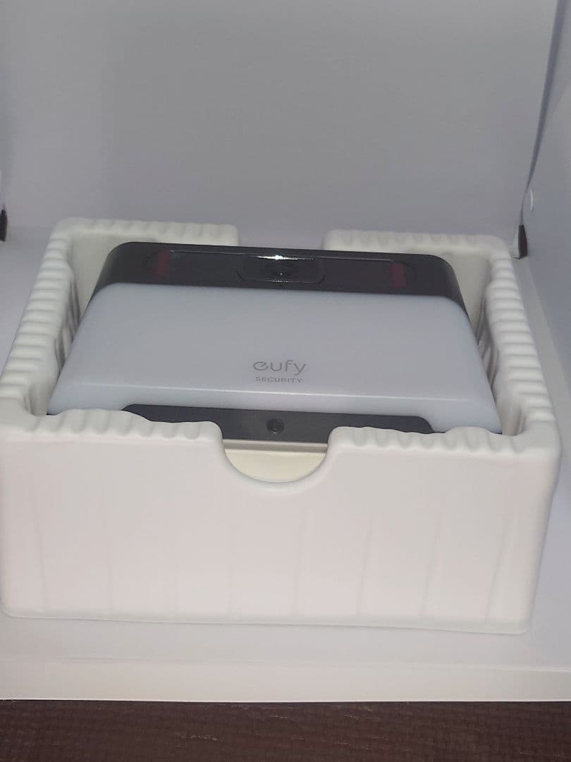 新品　ソーラー式防犯カメラ一体型ウォールライト