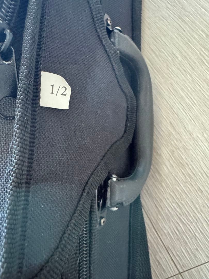 Pretorio バイオリン本体と弓、ハードケースと肩当て付き　1/2サイズ