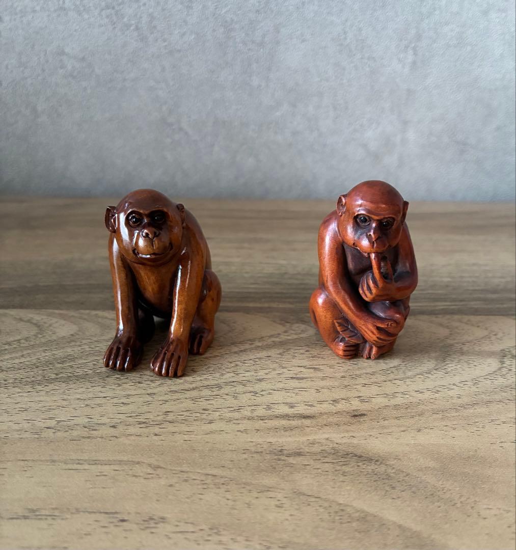 木製猿の根付け　2体　座銘あり