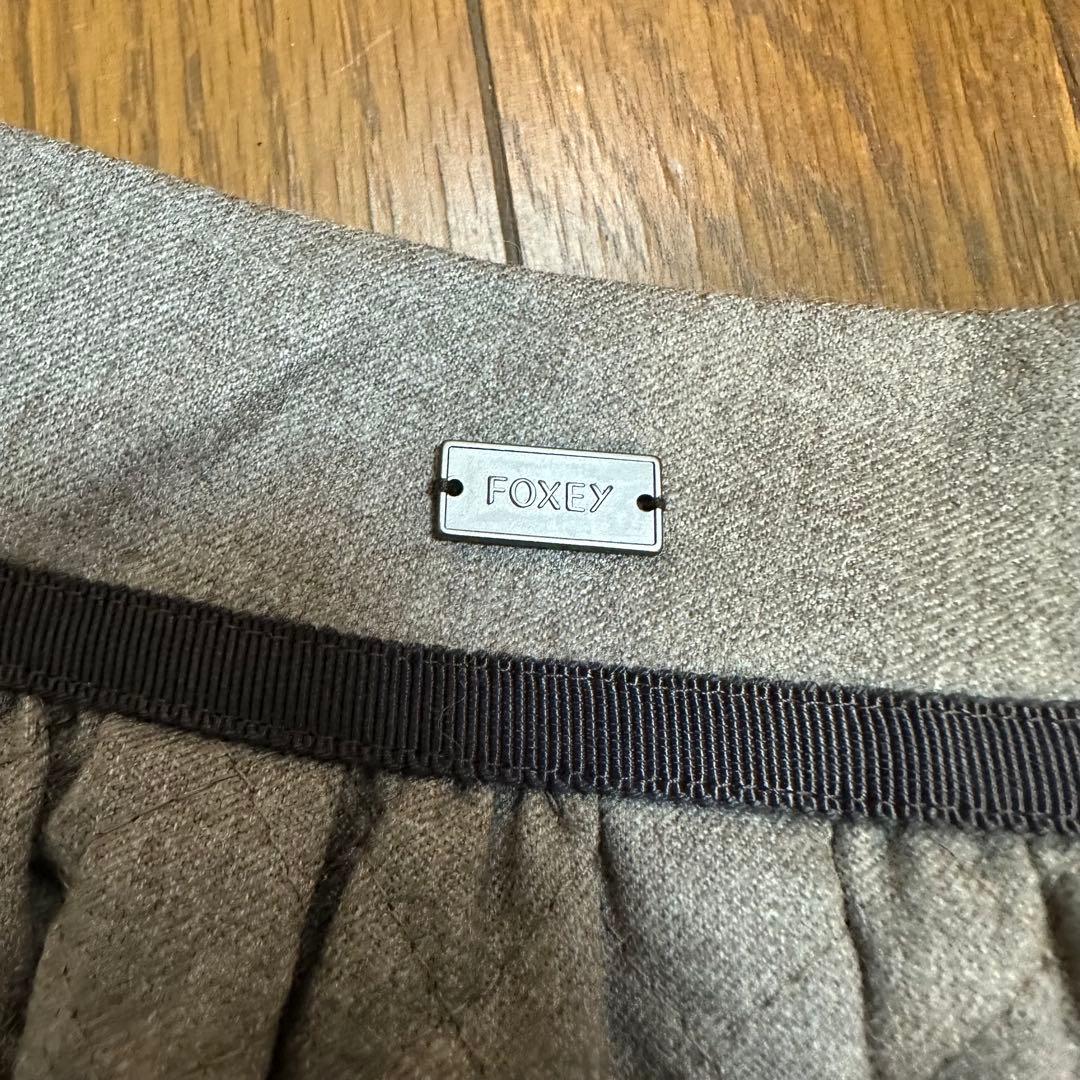 極美品✨フォクシー キルティング スカート　ロゴプレート グレー フレア