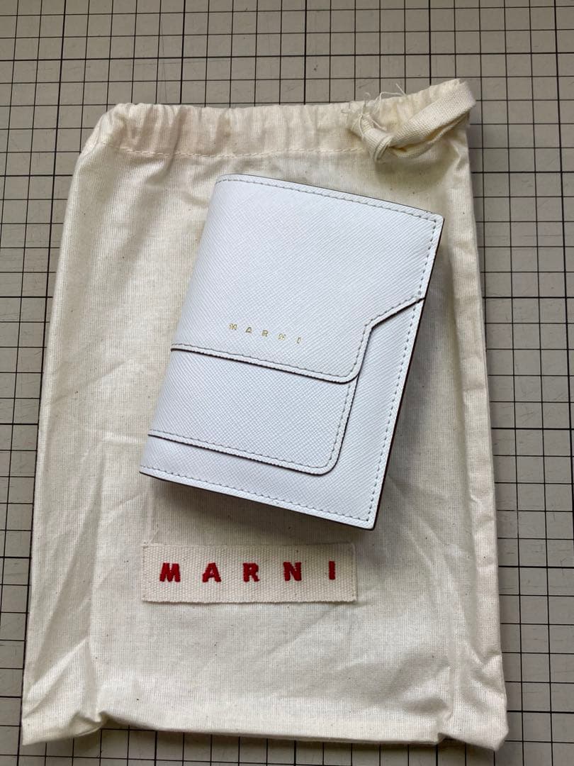 MARNI ホワイト 二つ折り財布箱付き