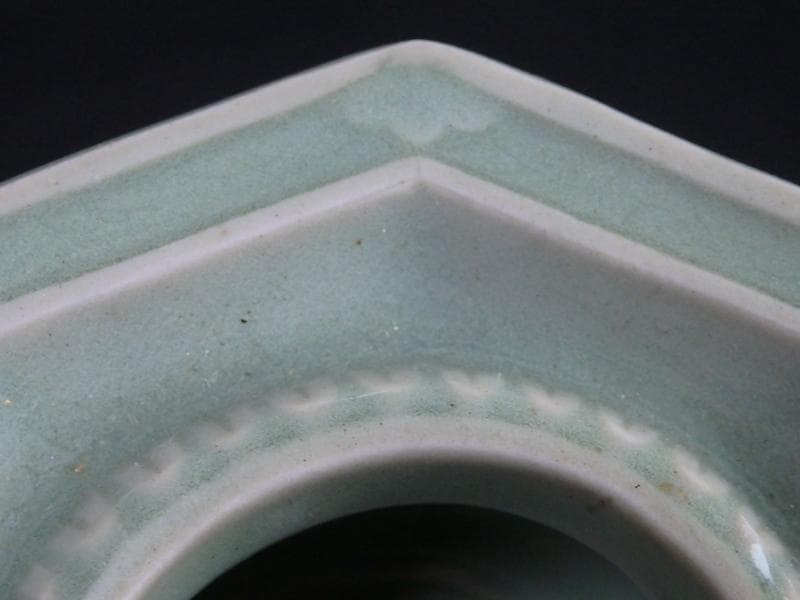 三田青磁　陽刻　壺型　八角　盃台　E251AS-CGp