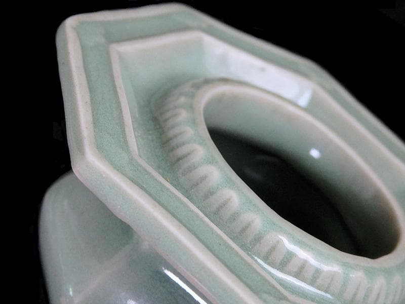 三田青磁　陽刻　壺型　八角　盃台　E251AS-CGp