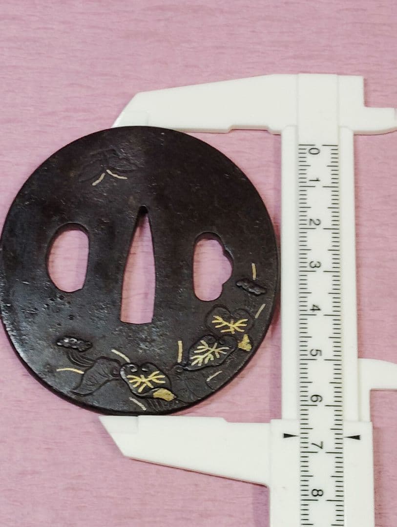 刀装具 鐔 鍔 無銘 鉄地 金象嵌 蝶 葵葉図 丸形鐔 時代物