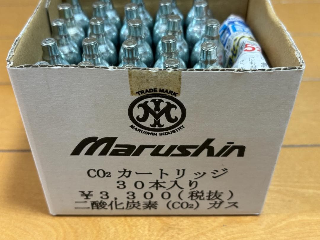 Carbon8 DOC M45 CO2ガスガン 本体とマガジン2本とCO2ボンベ