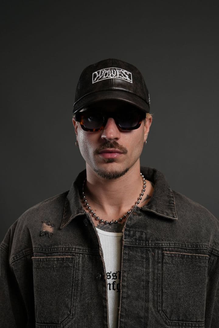 フェイクレザーキャップ 黒 刺繍ロゴ付き　darcsport