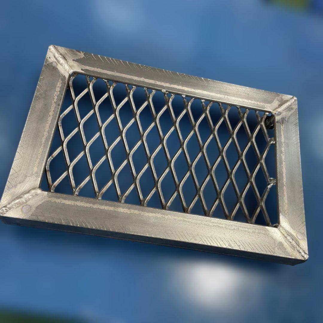 スチール枠にエクスパンドメタル のディスプレイステージ