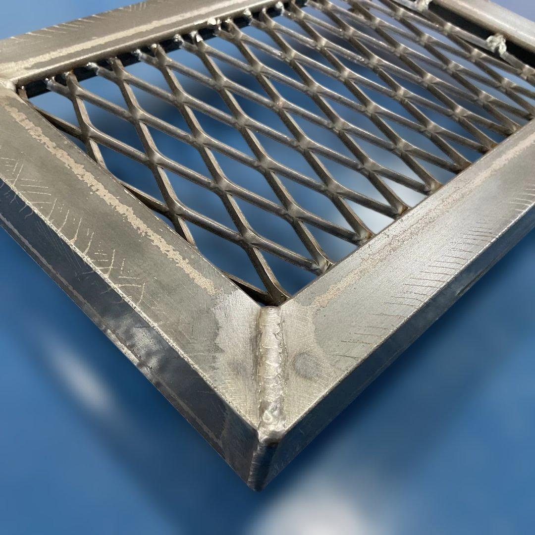 スチール枠にエクスパンドメタル のディスプレイステージ