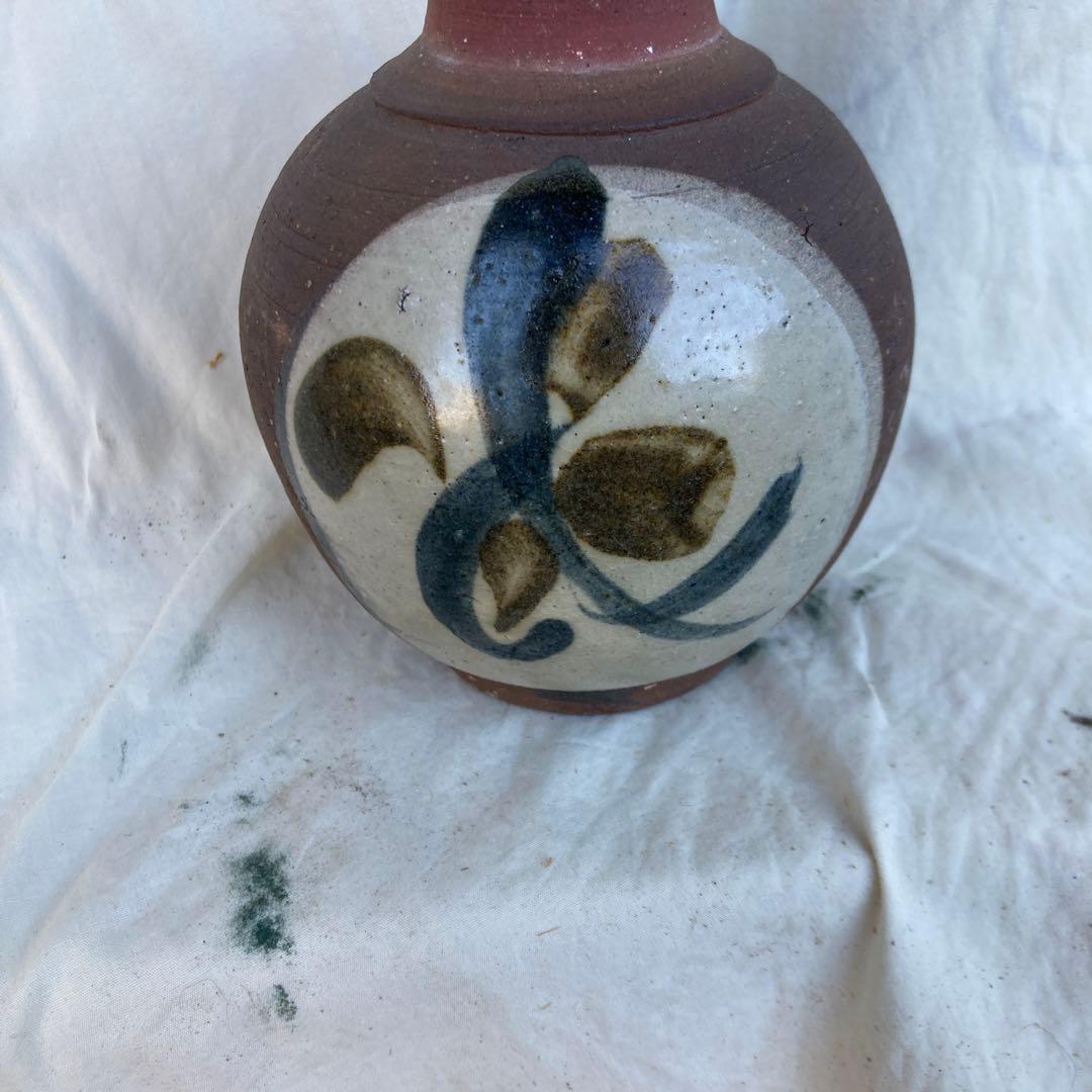 陶器製の抽象模様の花瓶