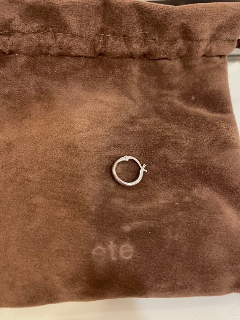 【ete】K10WG フープ ピアス　ホワイトゴールド　※片耳のみ