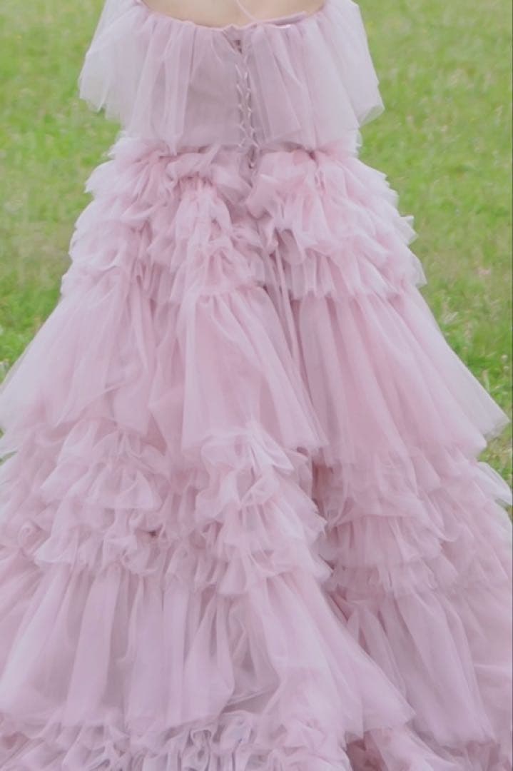 フリル付きピンクロングドレス