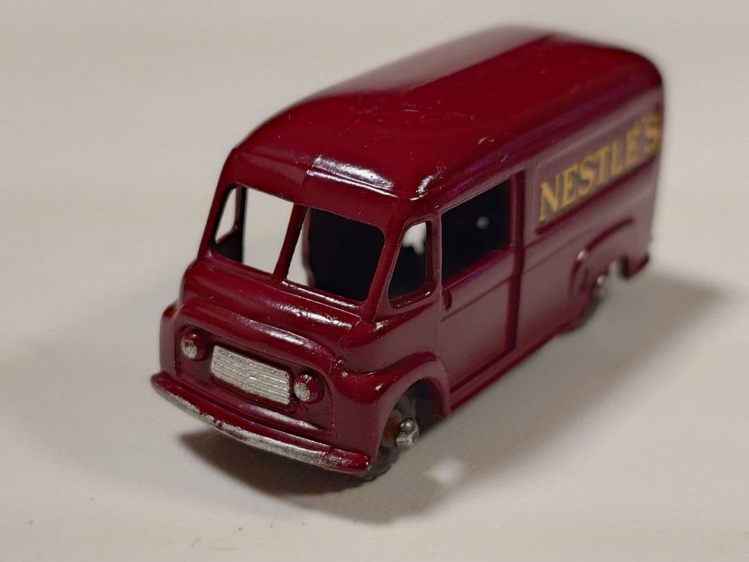 ミニカー MATCHBOX No.69 COMMER 30 CWT VAN Nestles