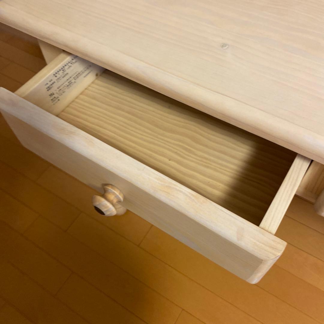 白い木目調の可愛い机