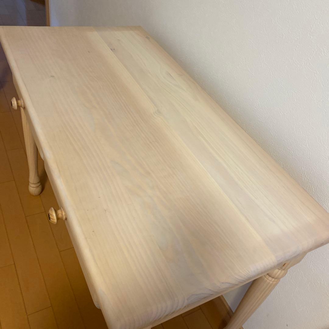 白い木目調の可愛い机