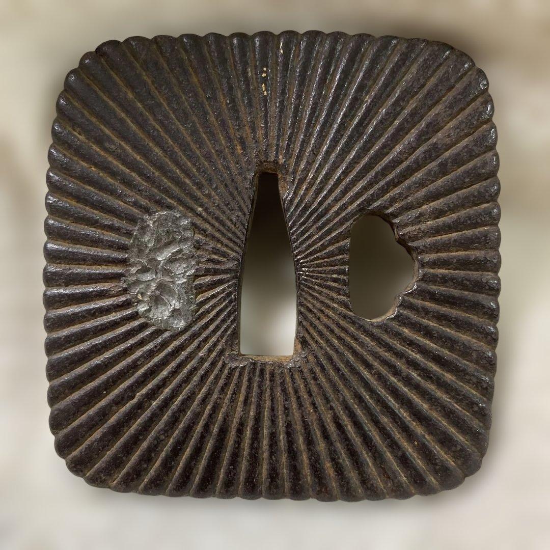 B-15 鍔 つば　武具　刀装具　鉄製　アンティーク　美術品　工芸品　木箱付き