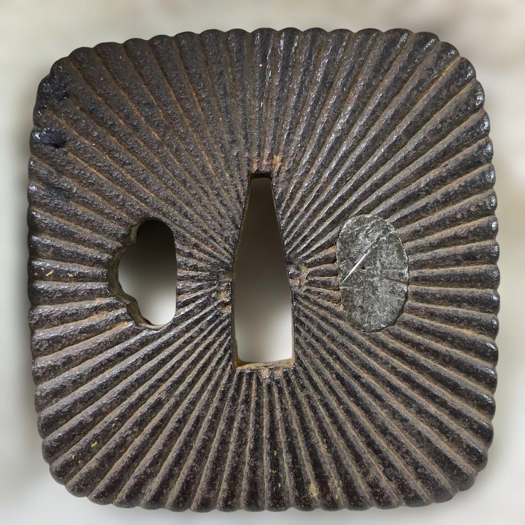 B-15 鍔 つば　武具　刀装具　鉄製　アンティーク　美術品　工芸品　木箱付き