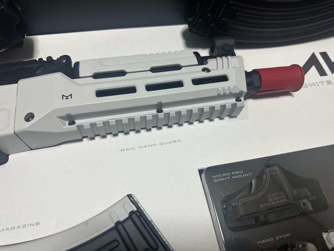 東京マルイ　AKホワイトストーム　次世代電動ガン　マガジン4本