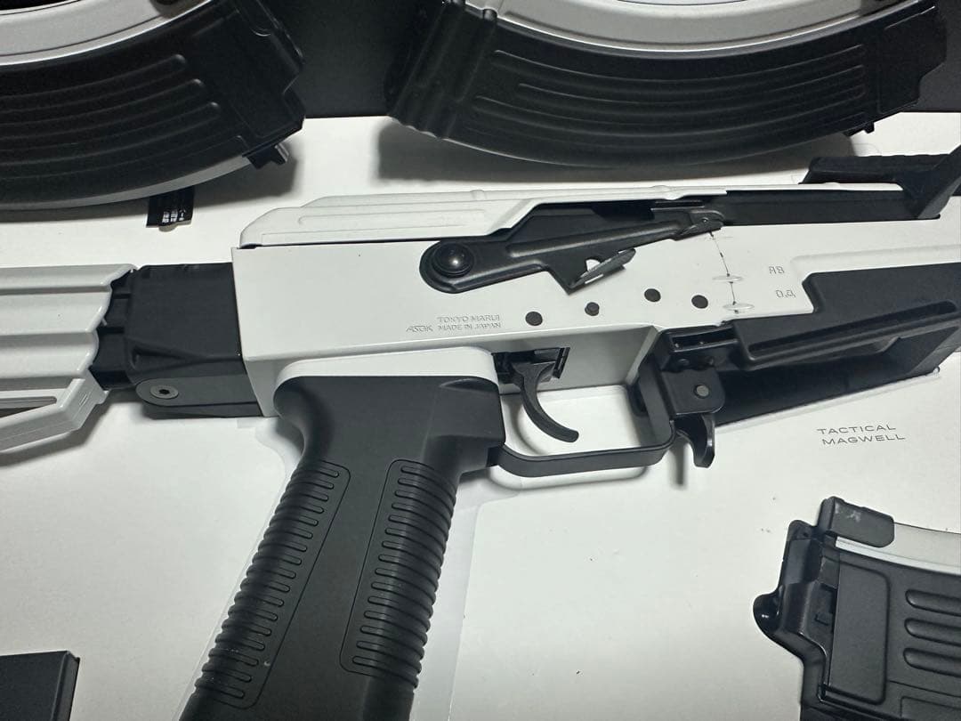 東京マルイ　AKホワイトストーム　次世代電動ガン　マガジン4本