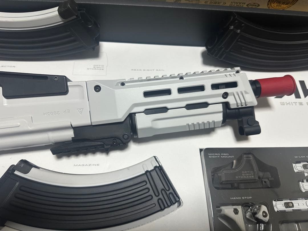 東京マルイ　AKホワイトストーム　次世代電動ガン　マガジン4本