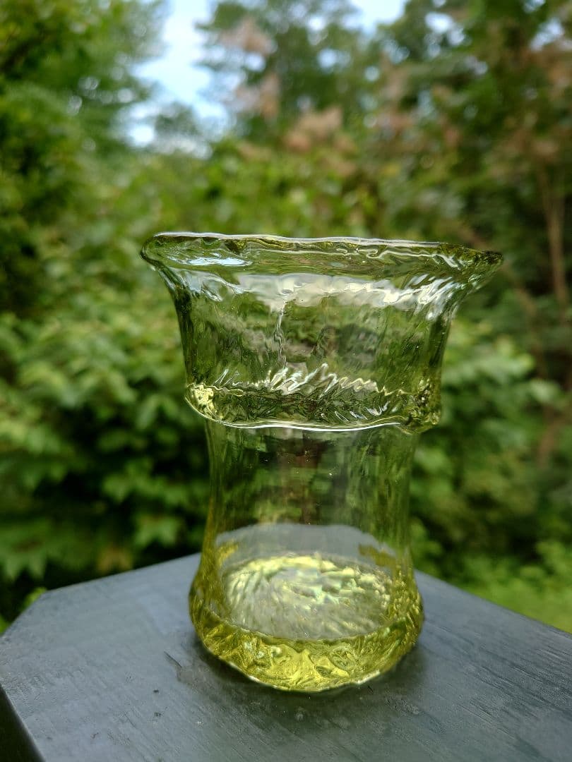 野田収　個展作品　手びねりのグラス(Ａ）新島硝子　コーガ石　自然の緑色