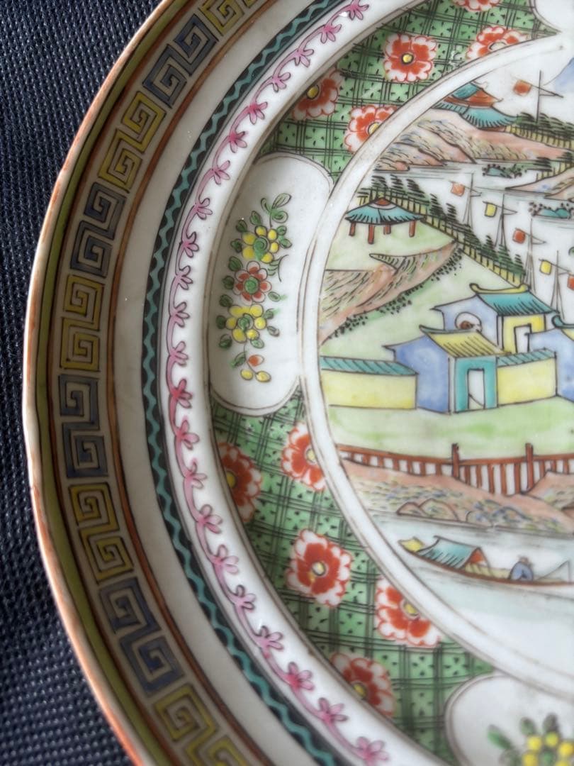 中国古美術品　清の時代　粉彩山水風景中皿　21.5cm