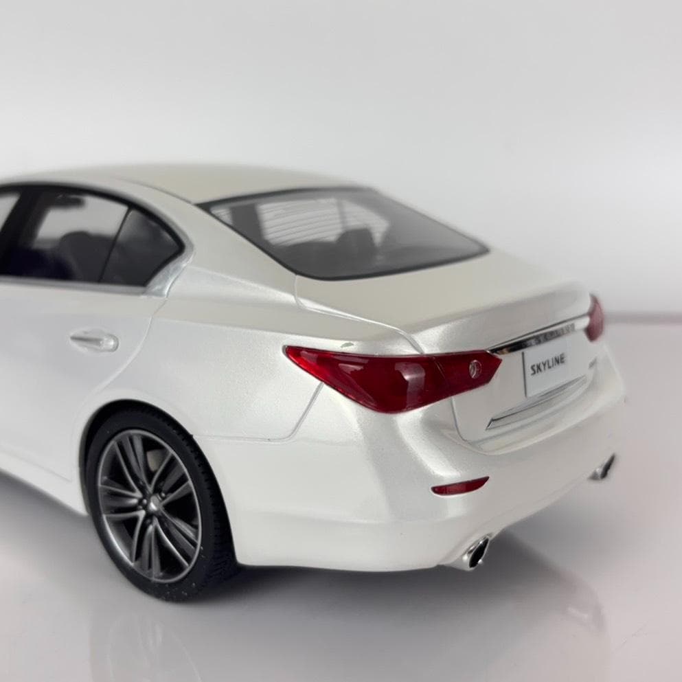 京商 1/18 日産 スカイライン 350GT Hybrid KSR18005W