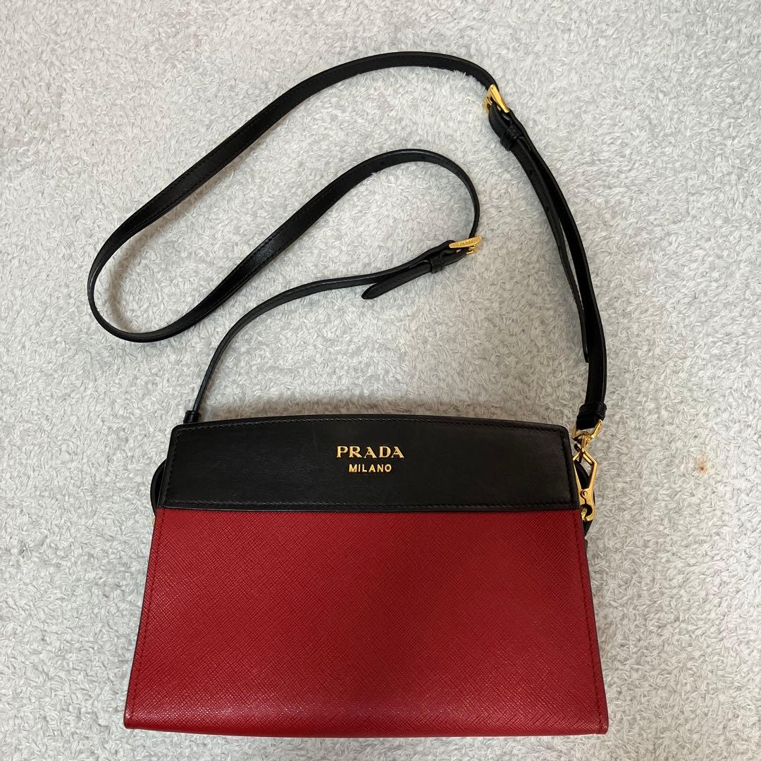 ショルダーバッグ 1BH043 レッド ブラック サフィアーノレザー PRADA